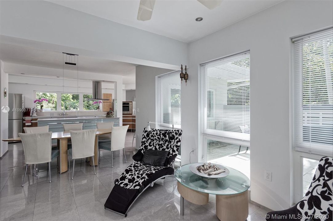 Recently Sold: $895,000 (2 beds, 2 baths, 1952 Square Feet)