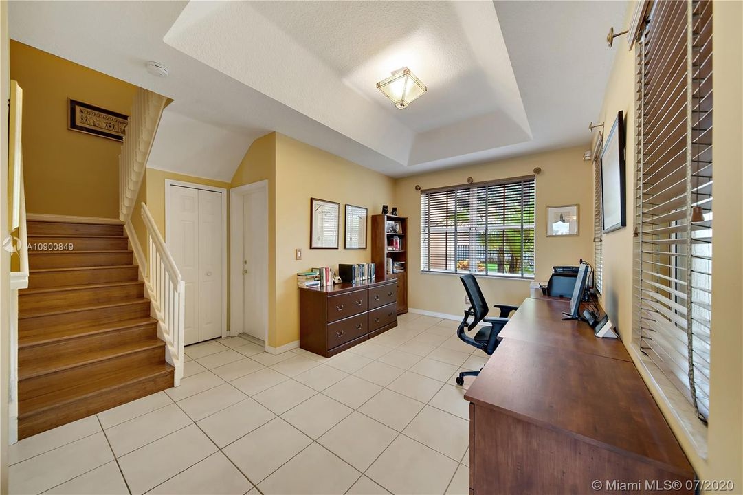 Vendido Recientemente: $399,500 (3 camas, 2 baños, 2015 Pies cuadrados)