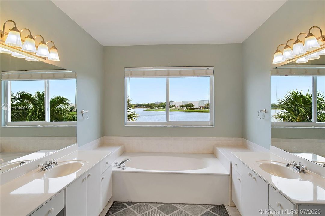 Vendido Recientemente: $399,500 (3 camas, 2 baños, 2015 Pies cuadrados)