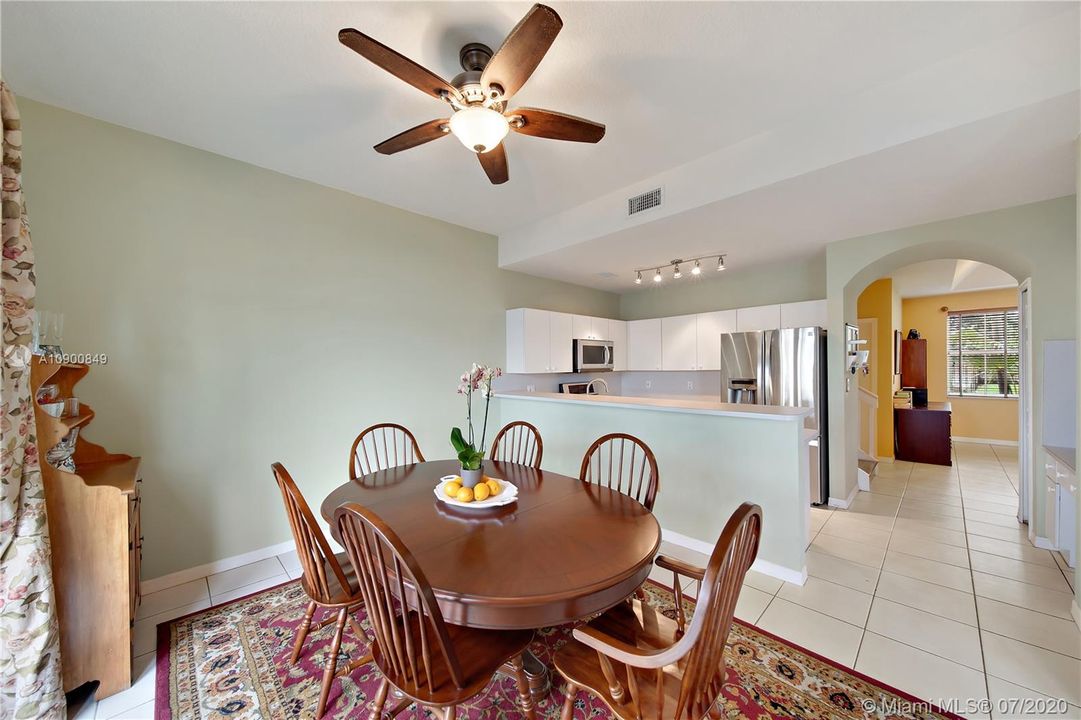 Vendido Recientemente: $399,500 (3 camas, 2 baños, 2015 Pies cuadrados)