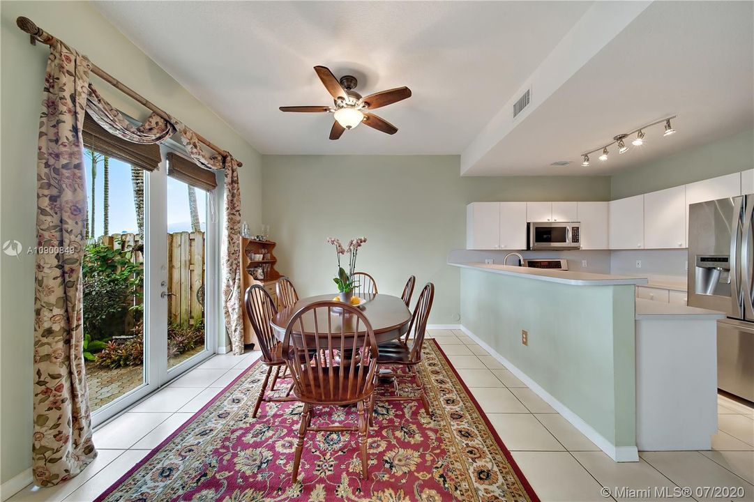 Vendido Recientemente: $399,500 (3 camas, 2 baños, 2015 Pies cuadrados)