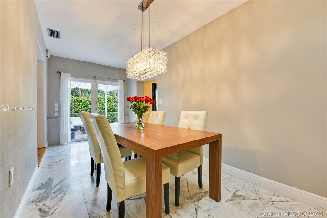 Vendido Recientemente: $785,000 (3 camas, 2 baños, 2244 Pies cuadrados)