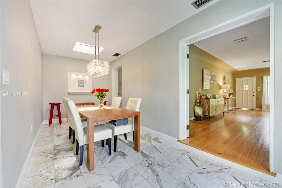 Vendido Recientemente: $785,000 (3 camas, 2 baños, 2244 Pies cuadrados)