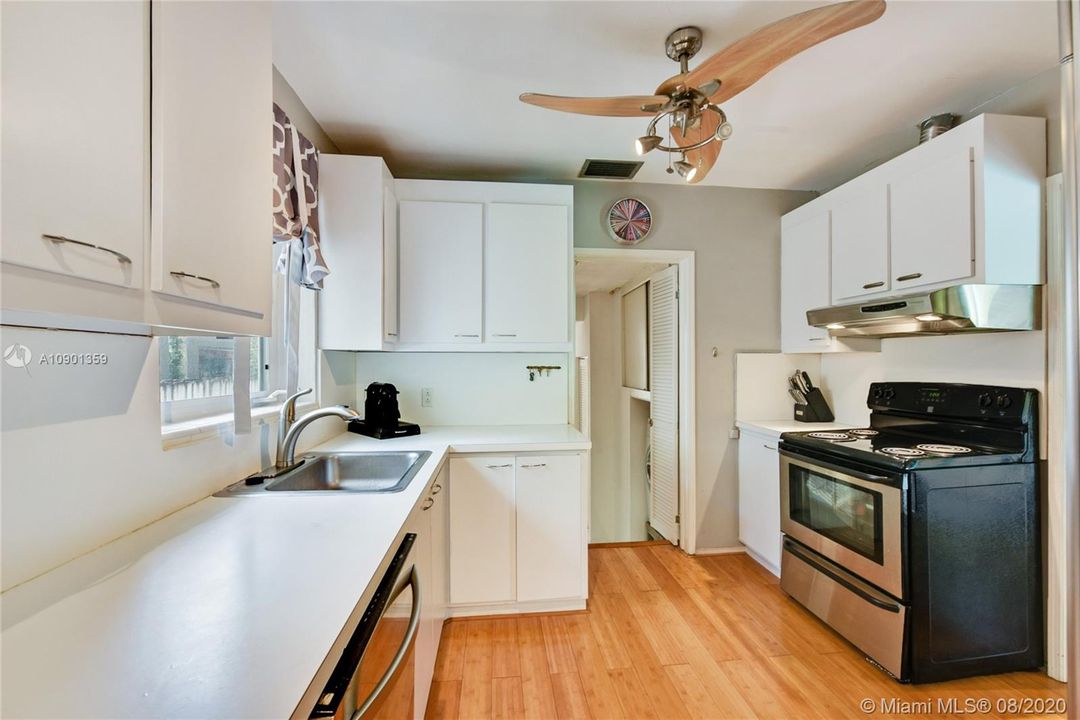Vendido Recientemente: $785,000 (3 camas, 2 baños, 2244 Pies cuadrados)