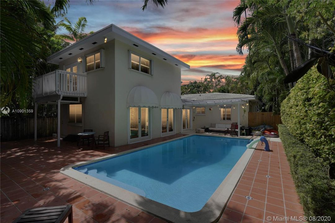 Vendido Recientemente: $785,000 (3 camas, 2 baños, 2244 Pies cuadrados)
