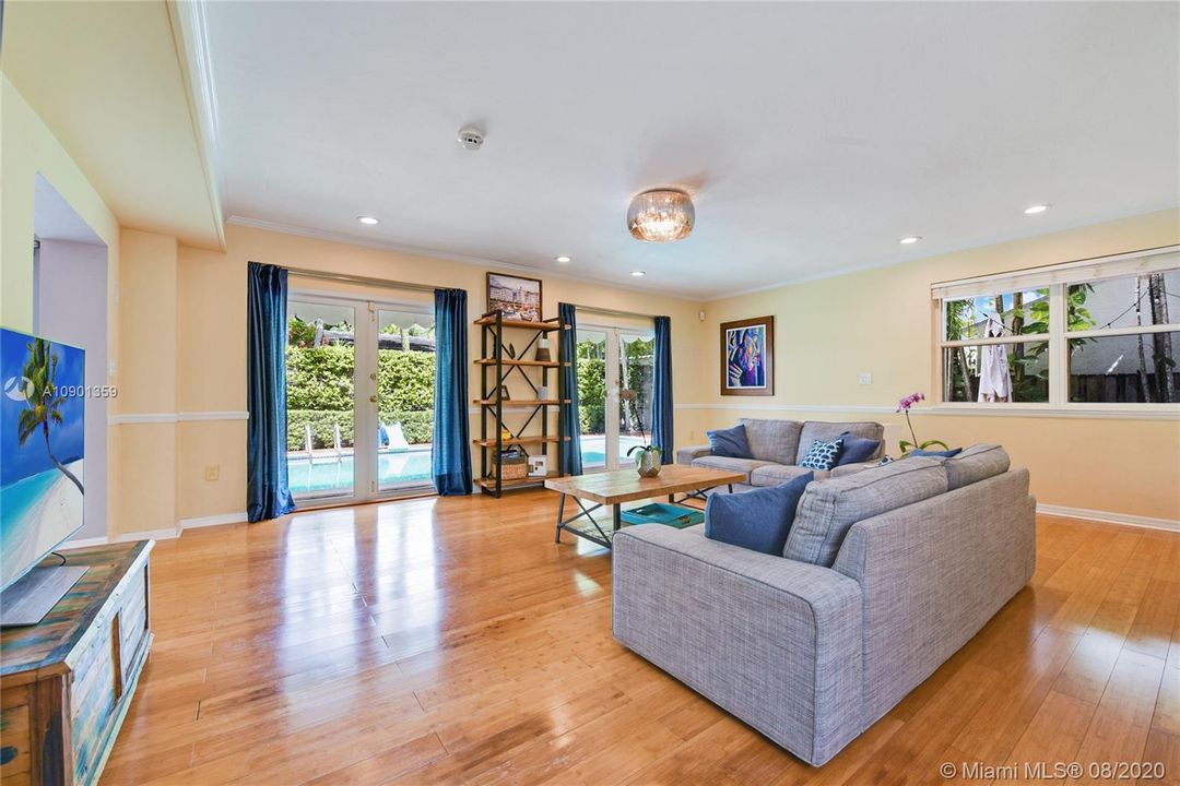 Vendido Recientemente: $785,000 (3 camas, 2 baños, 2244 Pies cuadrados)