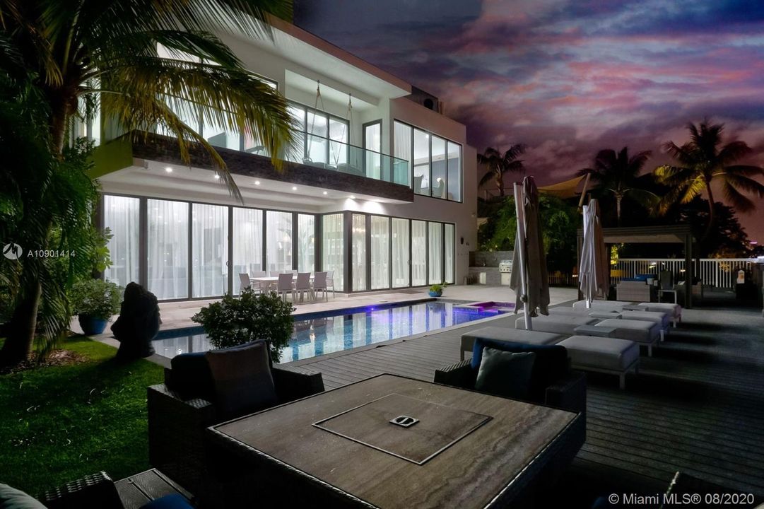 Vendido Recientemente: $4,999,000 (5 camas, 6 baños, 6306 Pies cuadrados)