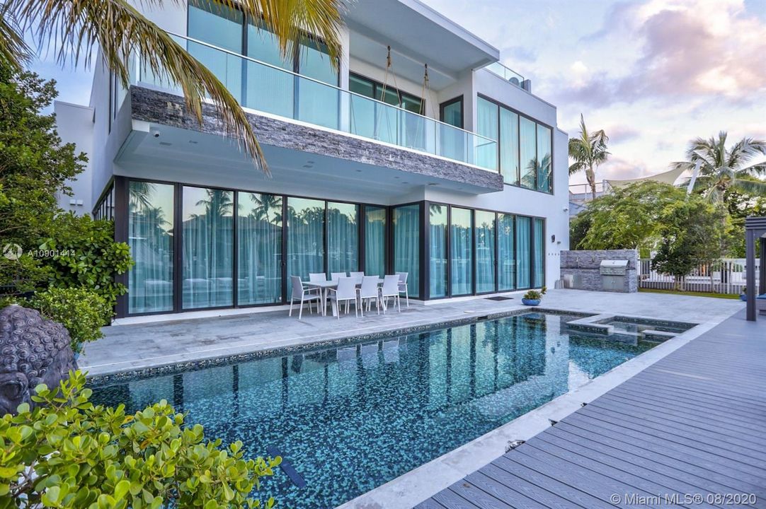 Vendido Recientemente: $4,999,000 (5 camas, 6 baños, 6306 Pies cuadrados)