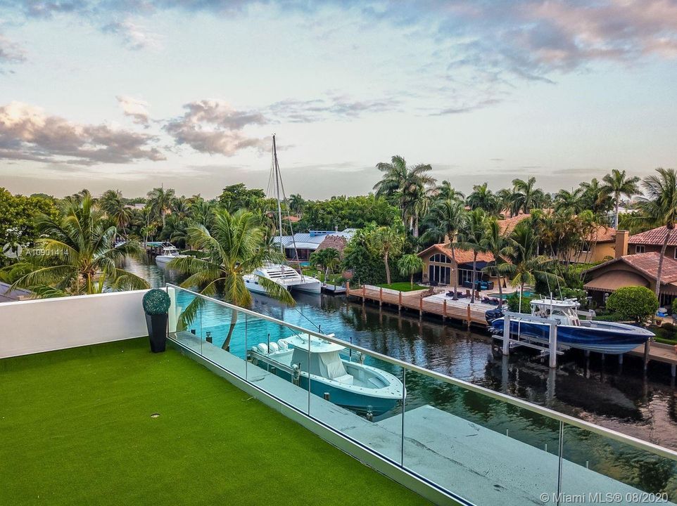 Vendido Recientemente: $4,999,000 (5 camas, 6 baños, 6306 Pies cuadrados)