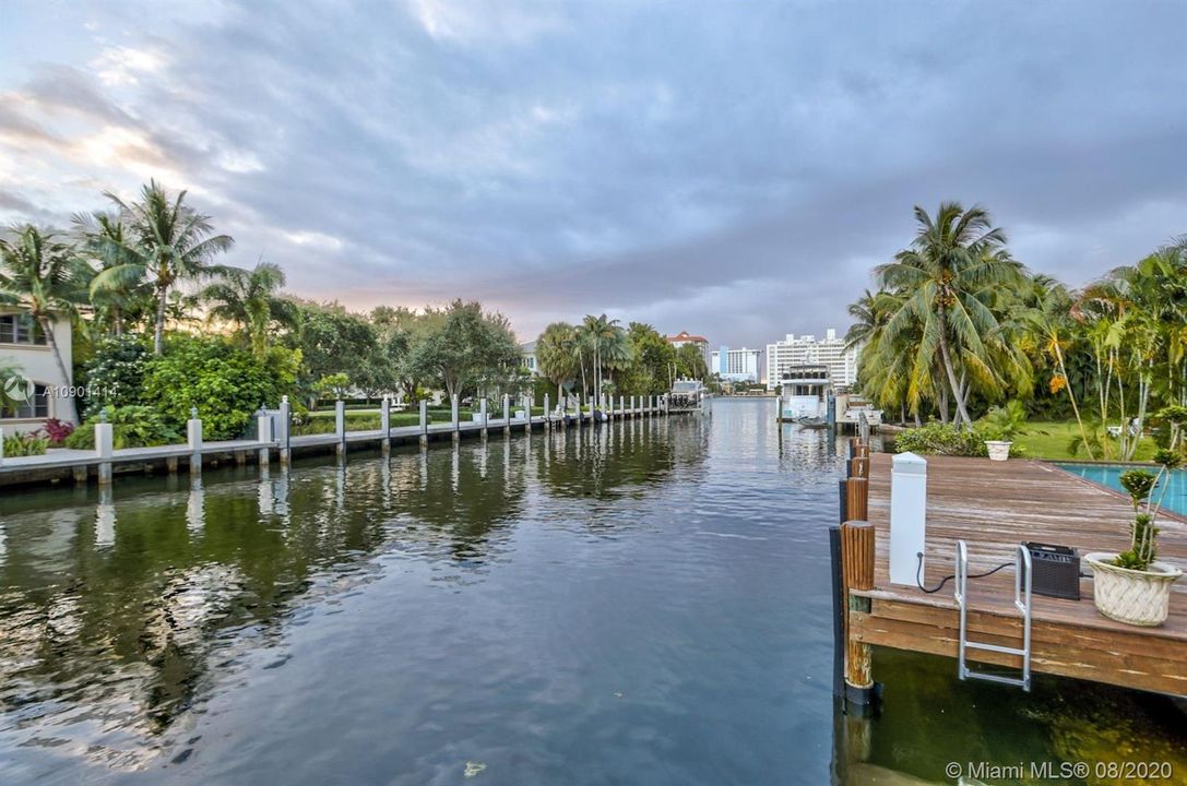 Vendido Recientemente: $4,999,000 (5 camas, 6 baños, 6306 Pies cuadrados)