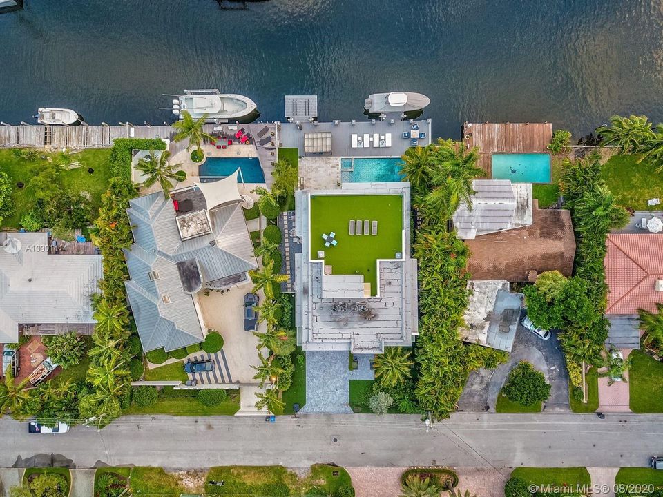 Vendido Recientemente: $4,999,000 (5 camas, 6 baños, 6306 Pies cuadrados)