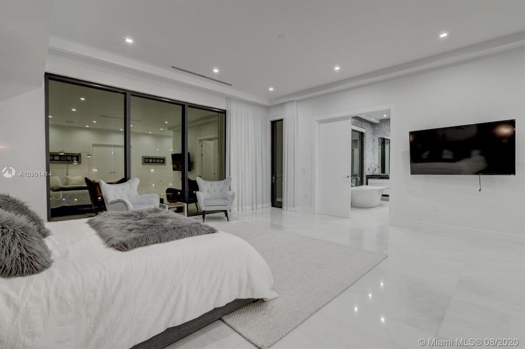 Vendido Recientemente: $4,999,000 (5 camas, 6 baños, 6306 Pies cuadrados)