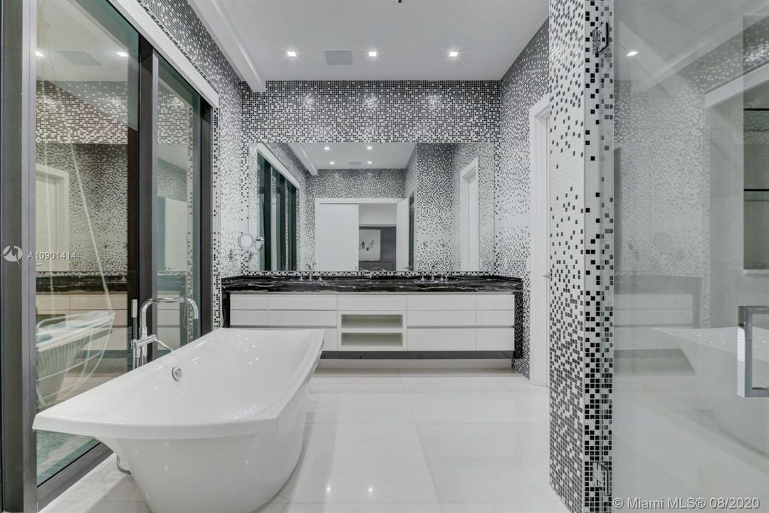 Vendido Recientemente: $4,999,000 (5 camas, 6 baños, 6306 Pies cuadrados)