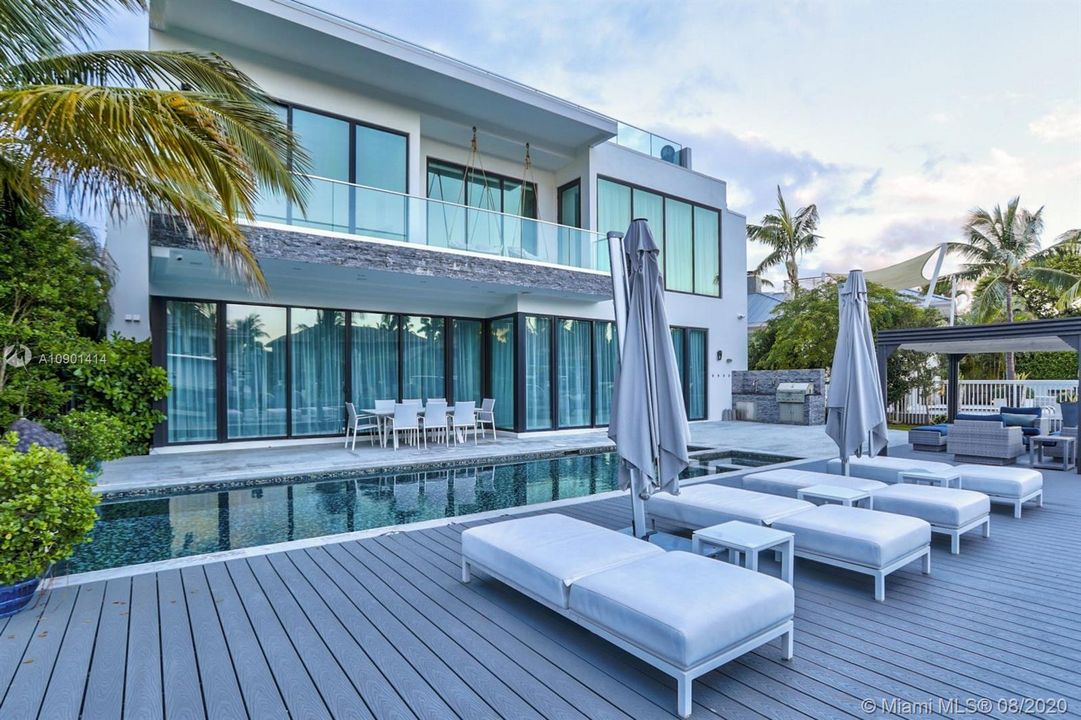Vendido Recientemente: $4,999,000 (5 camas, 6 baños, 6306 Pies cuadrados)