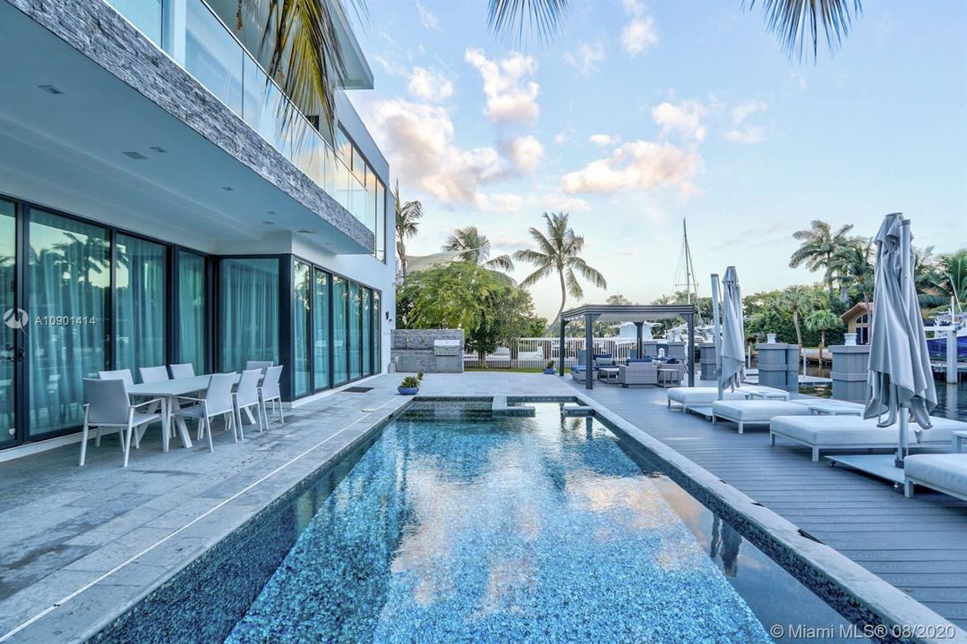 Vendido Recientemente: $4,999,000 (5 camas, 6 baños, 6306 Pies cuadrados)