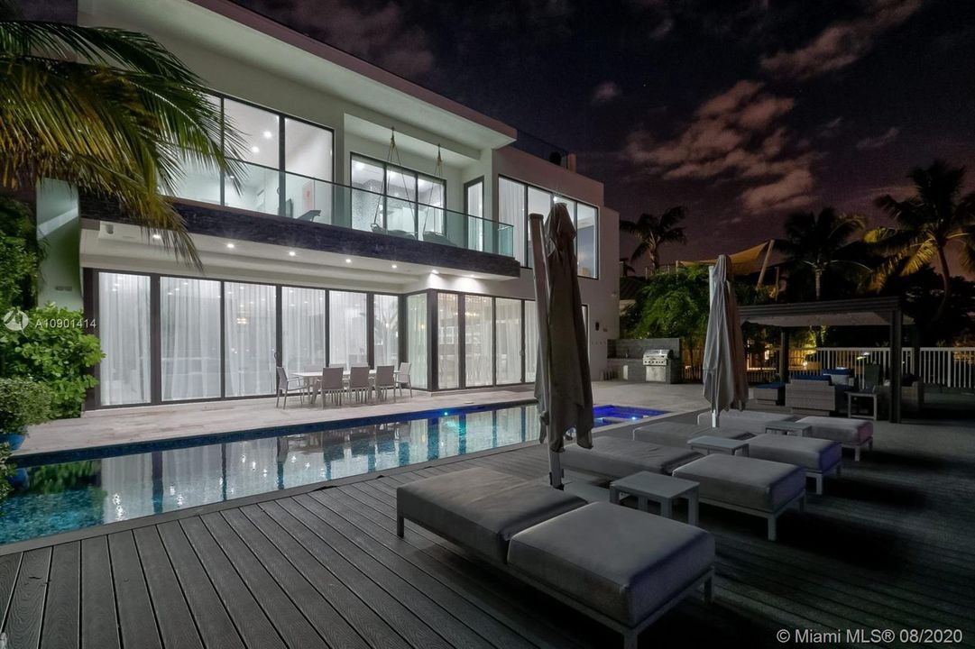 Vendido Recientemente: $4,999,000 (5 camas, 6 baños, 6306 Pies cuadrados)
