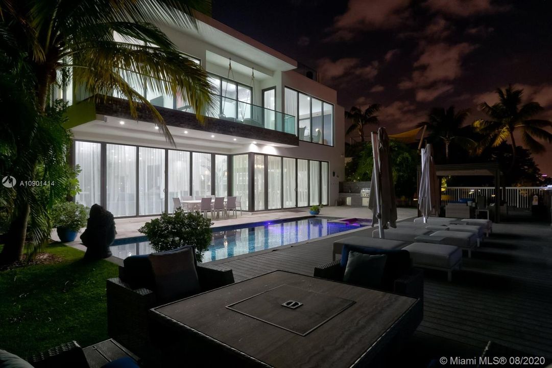Vendido Recientemente: $4,999,000 (5 camas, 6 baños, 6306 Pies cuadrados)