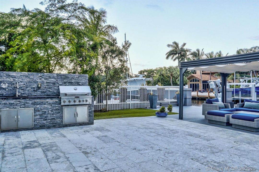 Vendido Recientemente: $4,999,000 (5 camas, 6 baños, 6306 Pies cuadrados)
