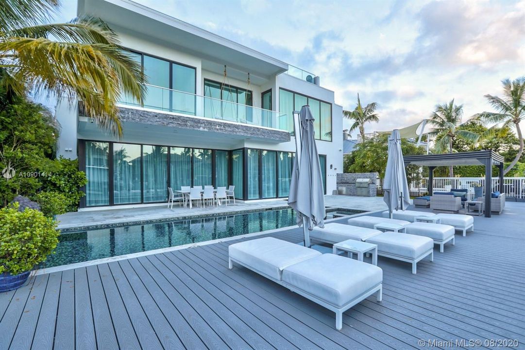 Vendido Recientemente: $4,999,000 (5 camas, 6 baños, 6306 Pies cuadrados)