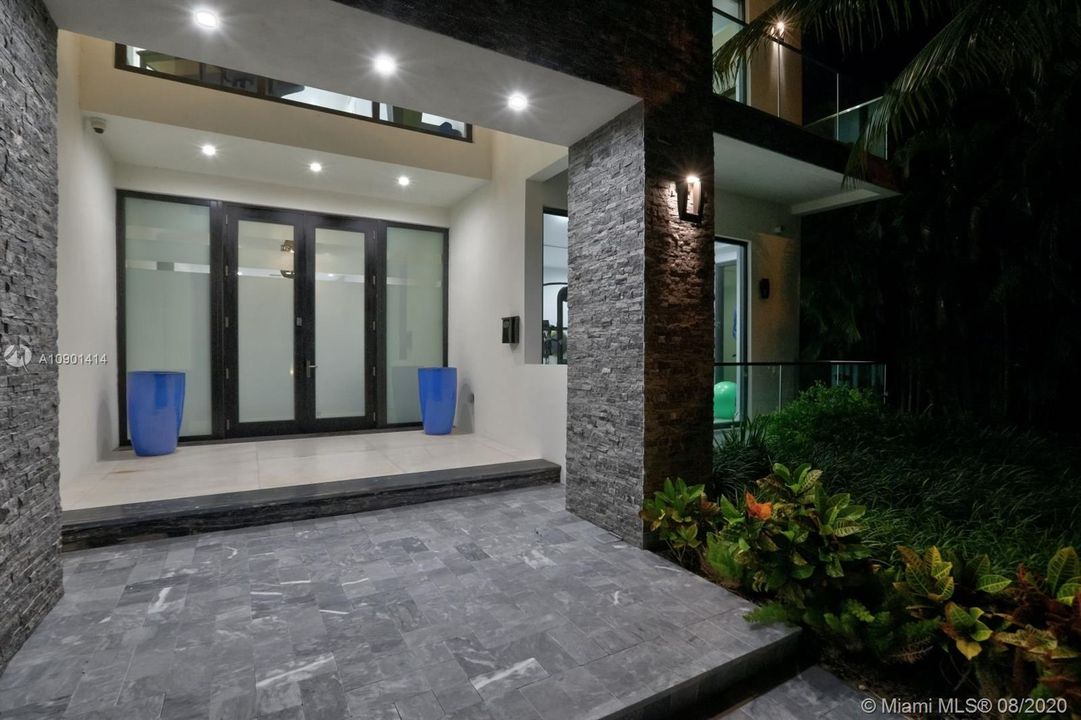 Vendido Recientemente: $4,999,000 (5 camas, 6 baños, 6306 Pies cuadrados)