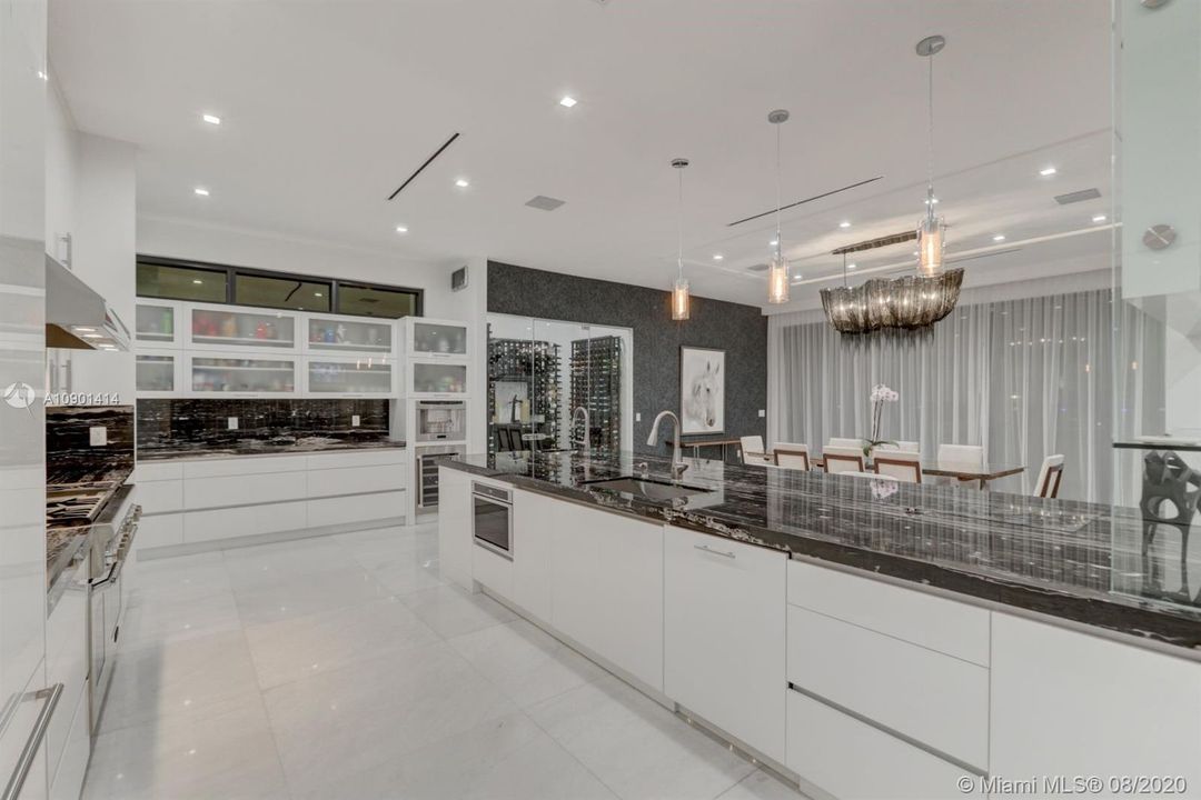 Vendido Recientemente: $4,999,000 (5 camas, 6 baños, 6306 Pies cuadrados)
