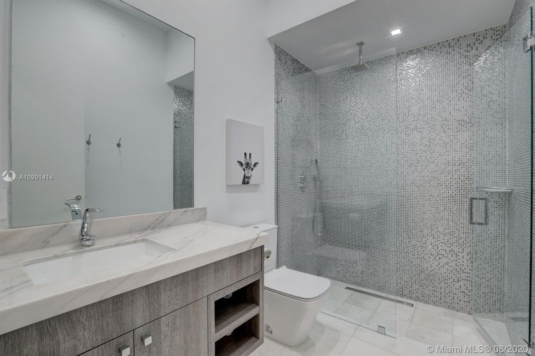 Vendido Recientemente: $4,999,000 (5 camas, 6 baños, 6306 Pies cuadrados)