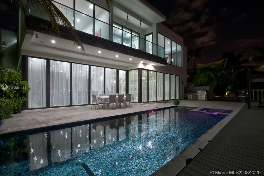 Vendido Recientemente: $4,999,000 (5 camas, 6 baños, 6306 Pies cuadrados)