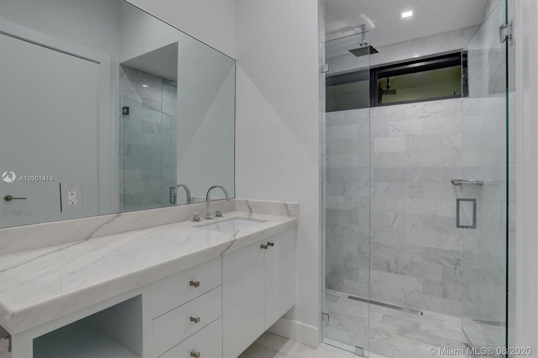 Vendido Recientemente: $4,999,000 (5 camas, 6 baños, 6306 Pies cuadrados)