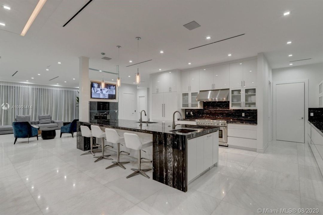 Vendido Recientemente: $4,999,000 (5 camas, 6 baños, 6306 Pies cuadrados)