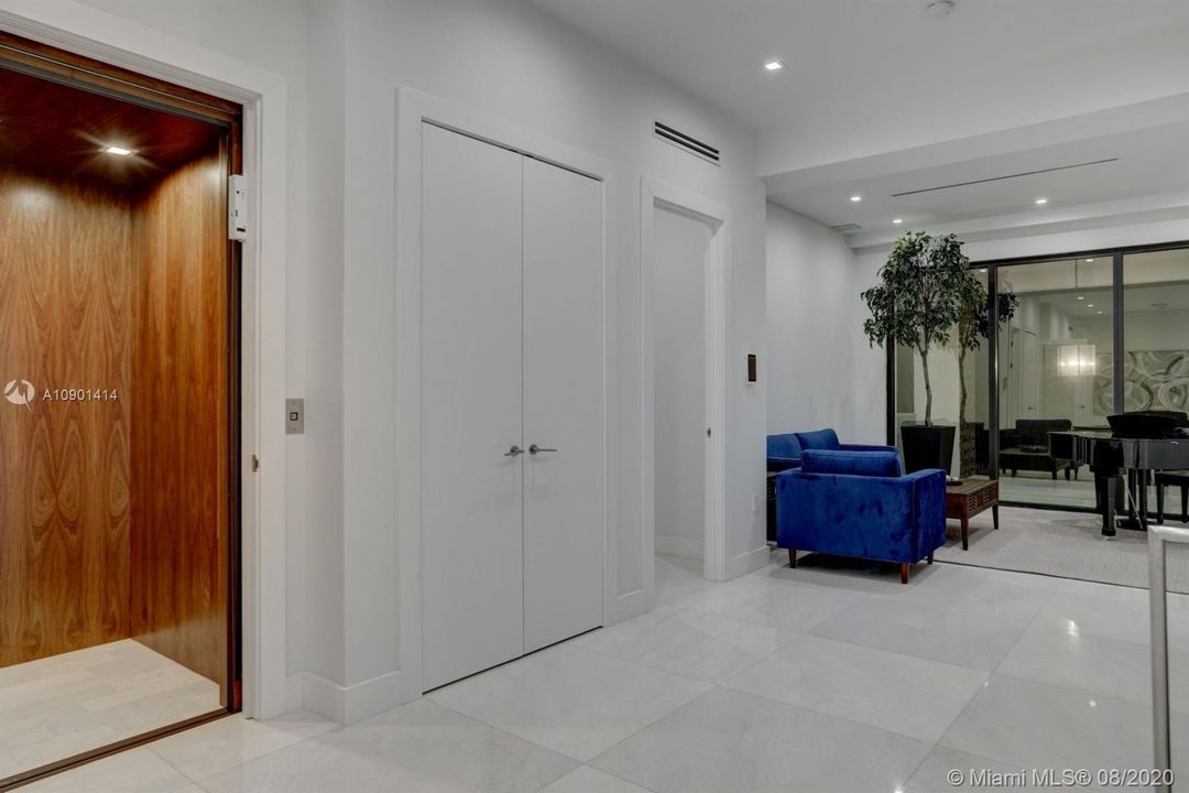 Vendido Recientemente: $4,999,000 (5 camas, 6 baños, 6306 Pies cuadrados)