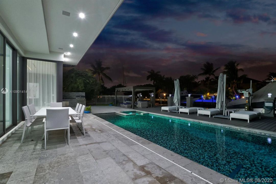 Vendido Recientemente: $4,999,000 (5 camas, 6 baños, 6306 Pies cuadrados)