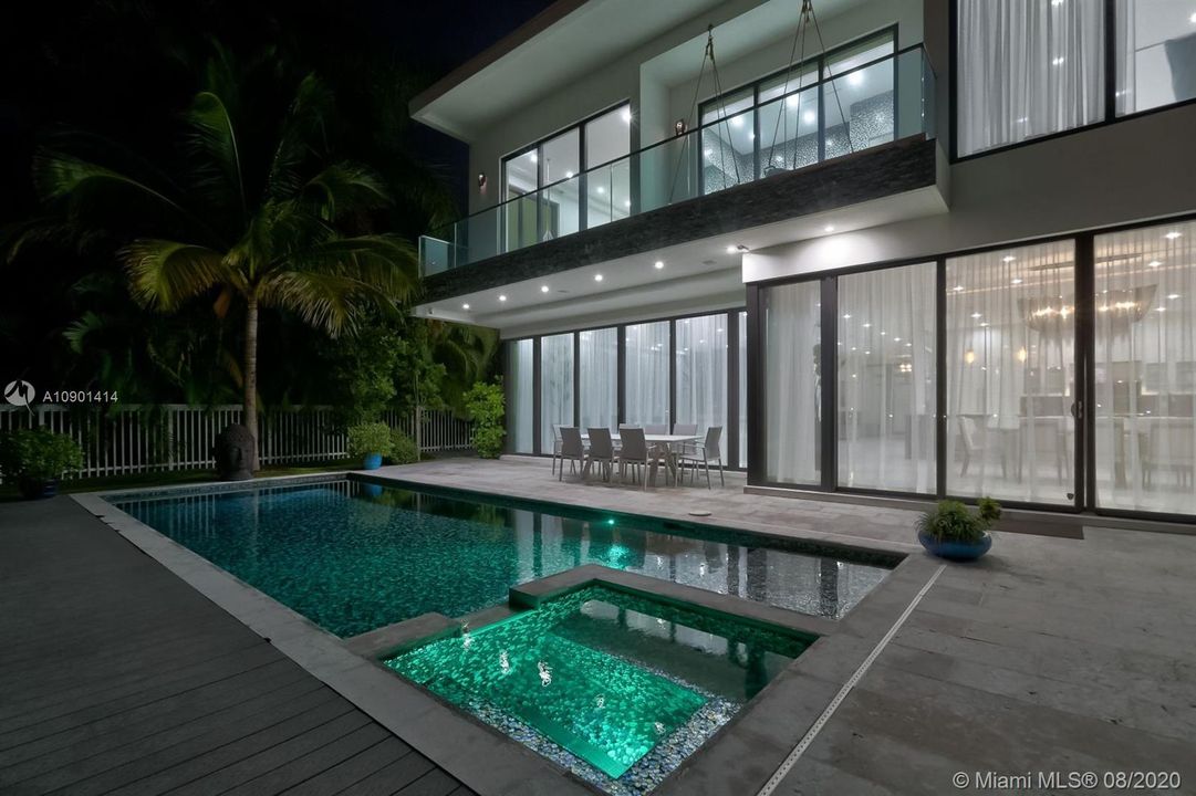 Vendido Recientemente: $4,999,000 (5 camas, 6 baños, 6306 Pies cuadrados)