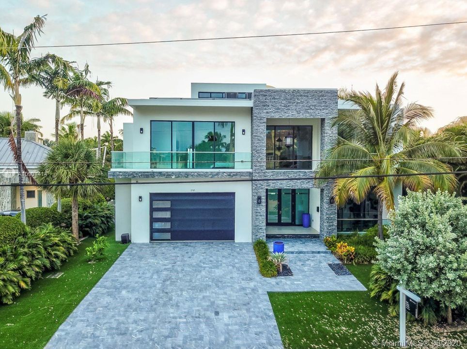Vendido Recientemente: $4,999,000 (5 camas, 6 baños, 6306 Pies cuadrados)