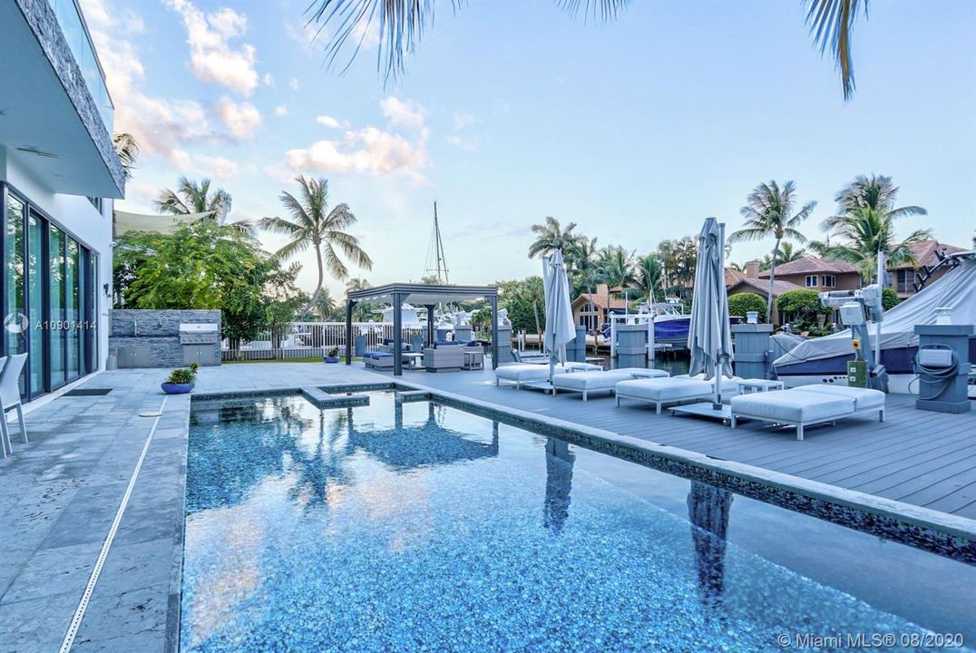 Vendido Recientemente: $4,999,000 (5 camas, 6 baños, 6306 Pies cuadrados)