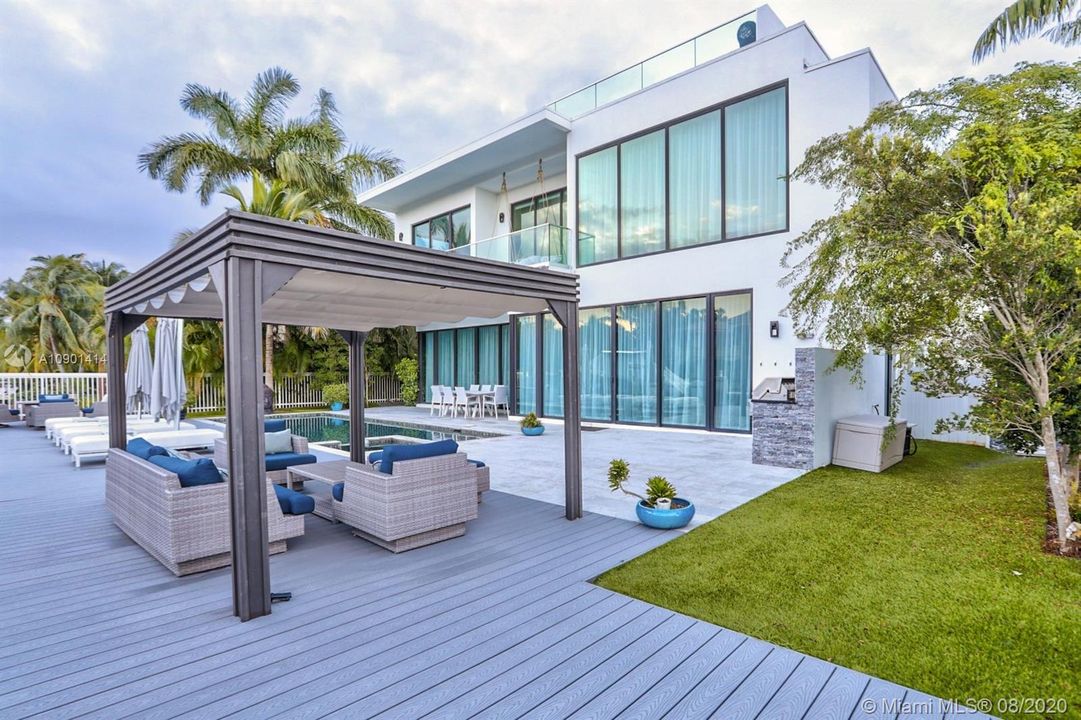 Vendido Recientemente: $4,999,000 (5 camas, 6 baños, 6306 Pies cuadrados)