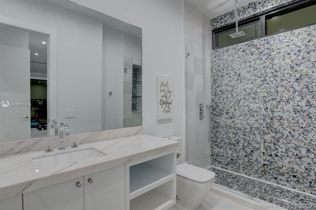 Vendido Recientemente: $4,999,000 (5 camas, 6 baños, 6306 Pies cuadrados)