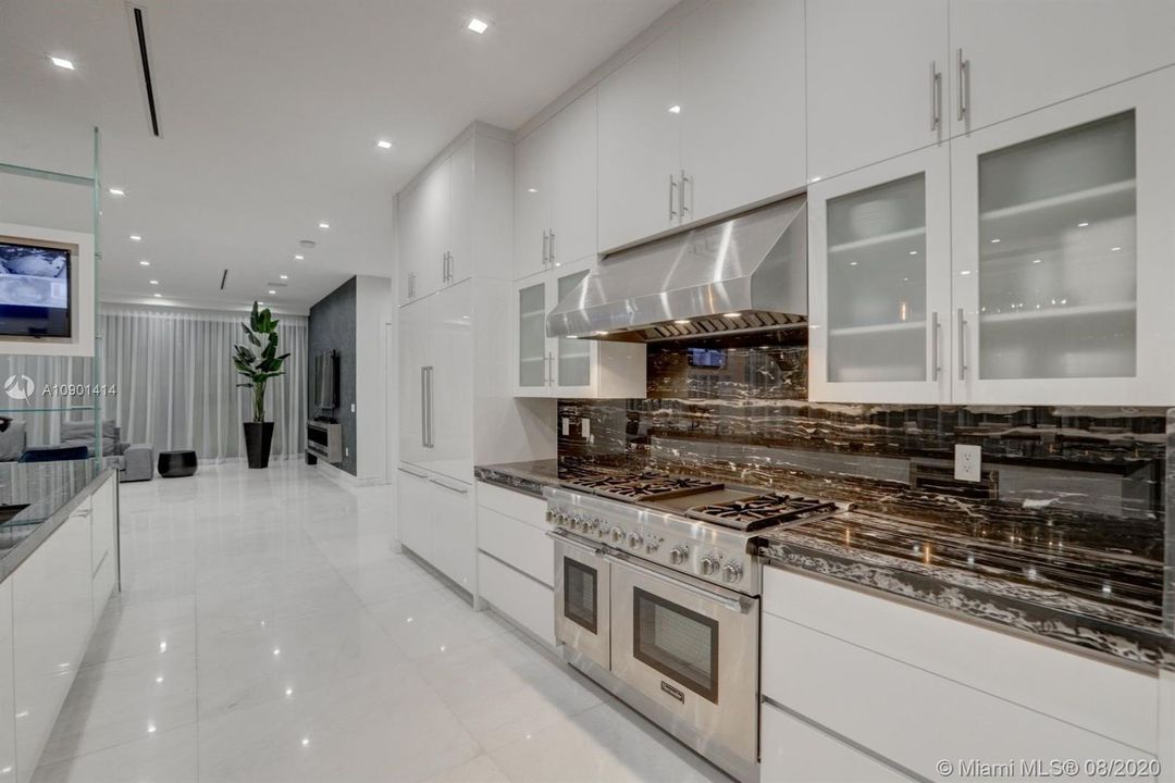 Vendido Recientemente: $4,999,000 (5 camas, 6 baños, 6306 Pies cuadrados)