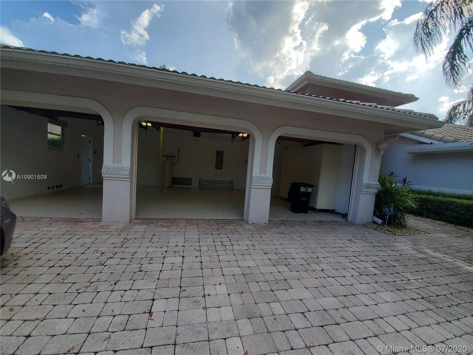 Vendido Recientemente: $595,000 (4 camas, 3 baños, 2599 Pies cuadrados)