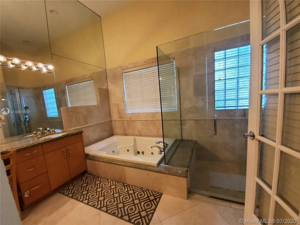 Vendido Recientemente: $595,000 (4 camas, 3 baños, 2599 Pies cuadrados)