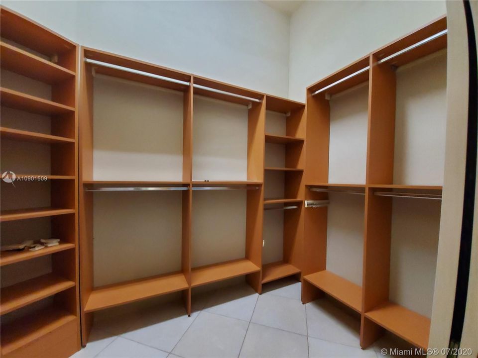 Vendido Recientemente: $595,000 (4 camas, 3 baños, 2599 Pies cuadrados)
