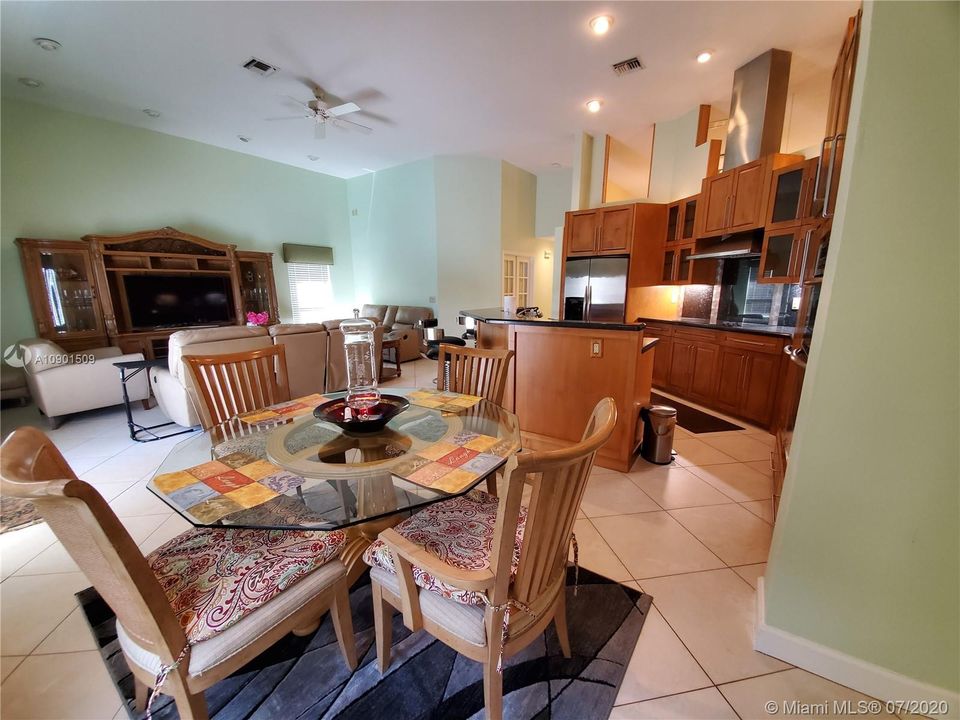 Vendido Recientemente: $595,000 (4 camas, 3 baños, 2599 Pies cuadrados)