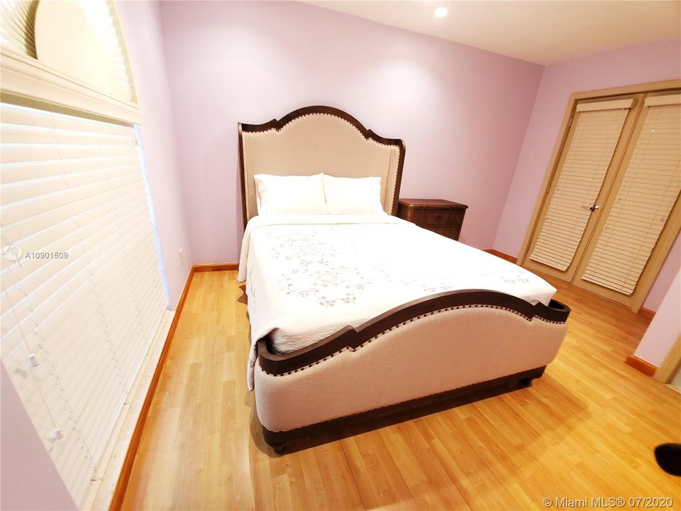 Vendido Recientemente: $595,000 (4 camas, 3 baños, 2599 Pies cuadrados)