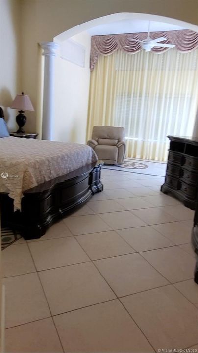 Vendido Recientemente: $595,000 (4 camas, 3 baños, 2599 Pies cuadrados)