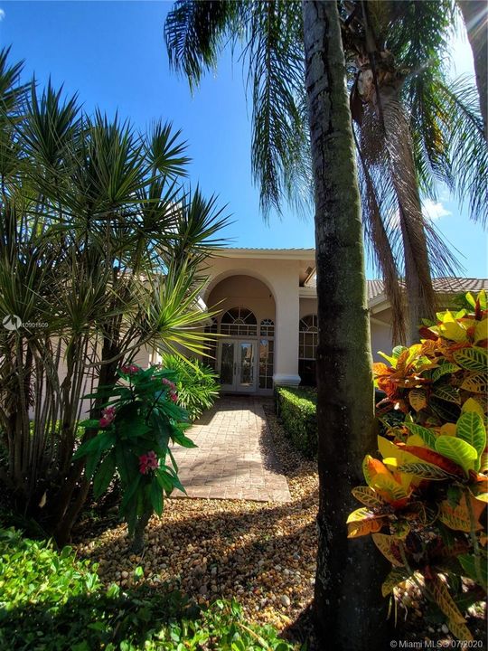Vendido Recientemente: $595,000 (4 camas, 3 baños, 2599 Pies cuadrados)
