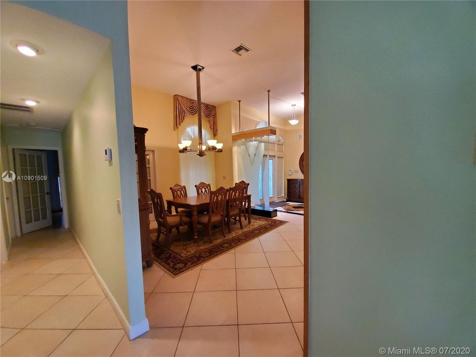 Vendido Recientemente: $595,000 (4 camas, 3 baños, 2599 Pies cuadrados)