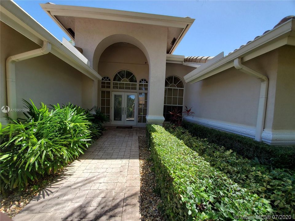 Vendido Recientemente: $595,000 (4 camas, 3 baños, 2599 Pies cuadrados)