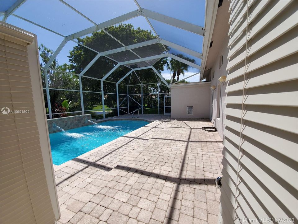 Vendido Recientemente: $595,000 (4 camas, 3 baños, 2599 Pies cuadrados)