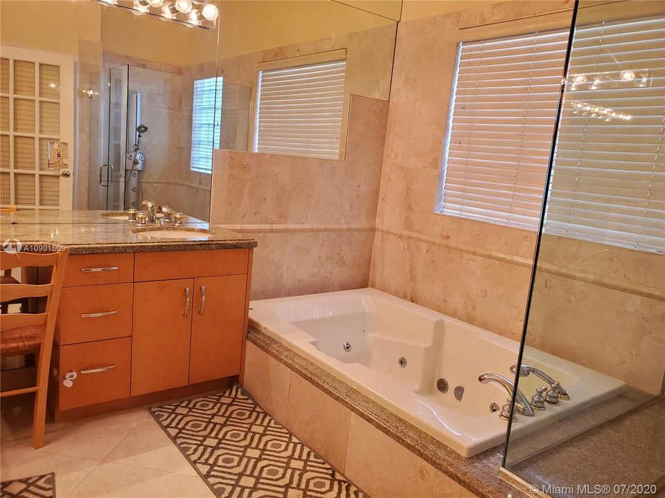 Vendido Recientemente: $595,000 (4 camas, 3 baños, 2599 Pies cuadrados)