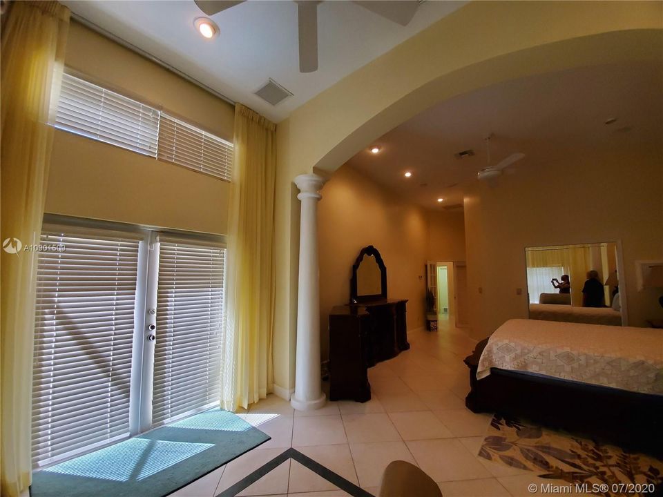 Vendido Recientemente: $595,000 (4 camas, 3 baños, 2599 Pies cuadrados)