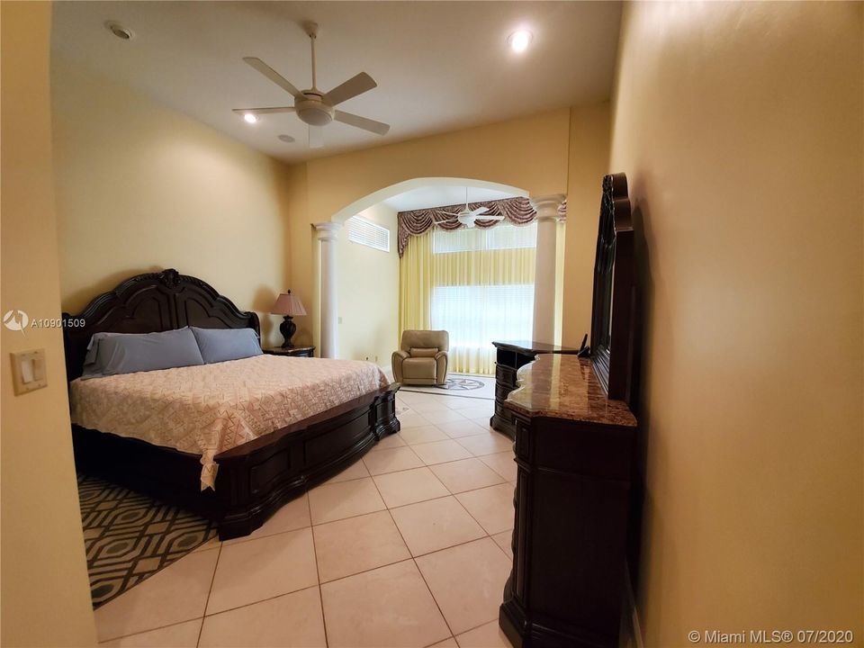 Vendido Recientemente: $595,000 (4 camas, 3 baños, 2599 Pies cuadrados)